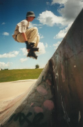 Safety Grab de Lolo au skate park, mais ca date....