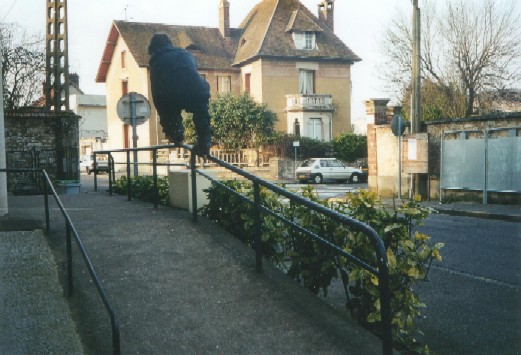 Anti en alley oop mackio sur un rail vert