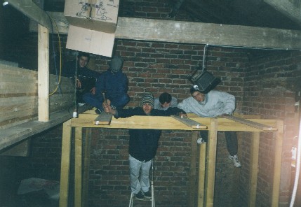 La fine �quipe du montage au complet: mon cousin, Anti, moi, Manu et Lolo (de gauche � droite)