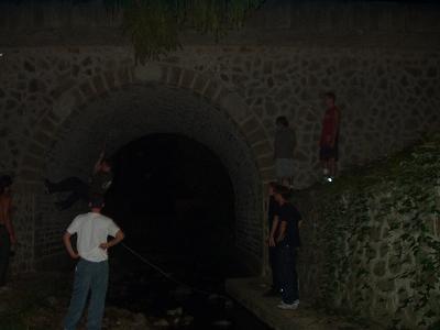 Transfert d'un mur � l'autre de Jeanjean du Macaque Crew avec la corde � Bosmie