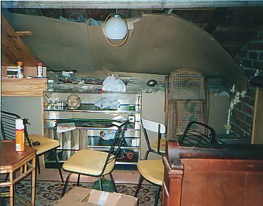 Le salon, encore en bordel... (le cr�ne est dans la vitrine)