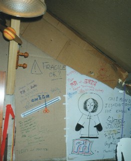 Les tags de la f�te sur le grand mur, � gauche, la banderole d'inauguration...