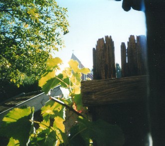 La superbe vue de la fen�tre d'Omega: le volet pourri et l'�glise...