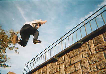 Un con qui saute d'un mur � un autre.... �a, c'est du parkour!!!!!