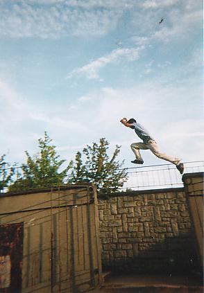 Saut de d�tente d'un mur � un autre de Bou�bou�