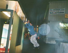 Saut de main d'un muret � un abribus de Bou�bou�