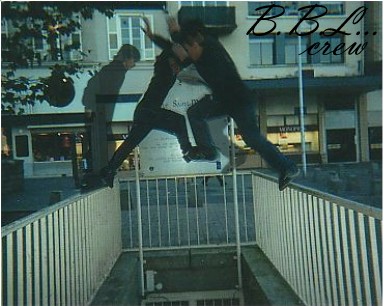 Un saut d'une barri�re � une autre de Bou�bou� et Anti au dessus de l'entr�e de la crypte Saint Martial... Tu tombes t'es mort.